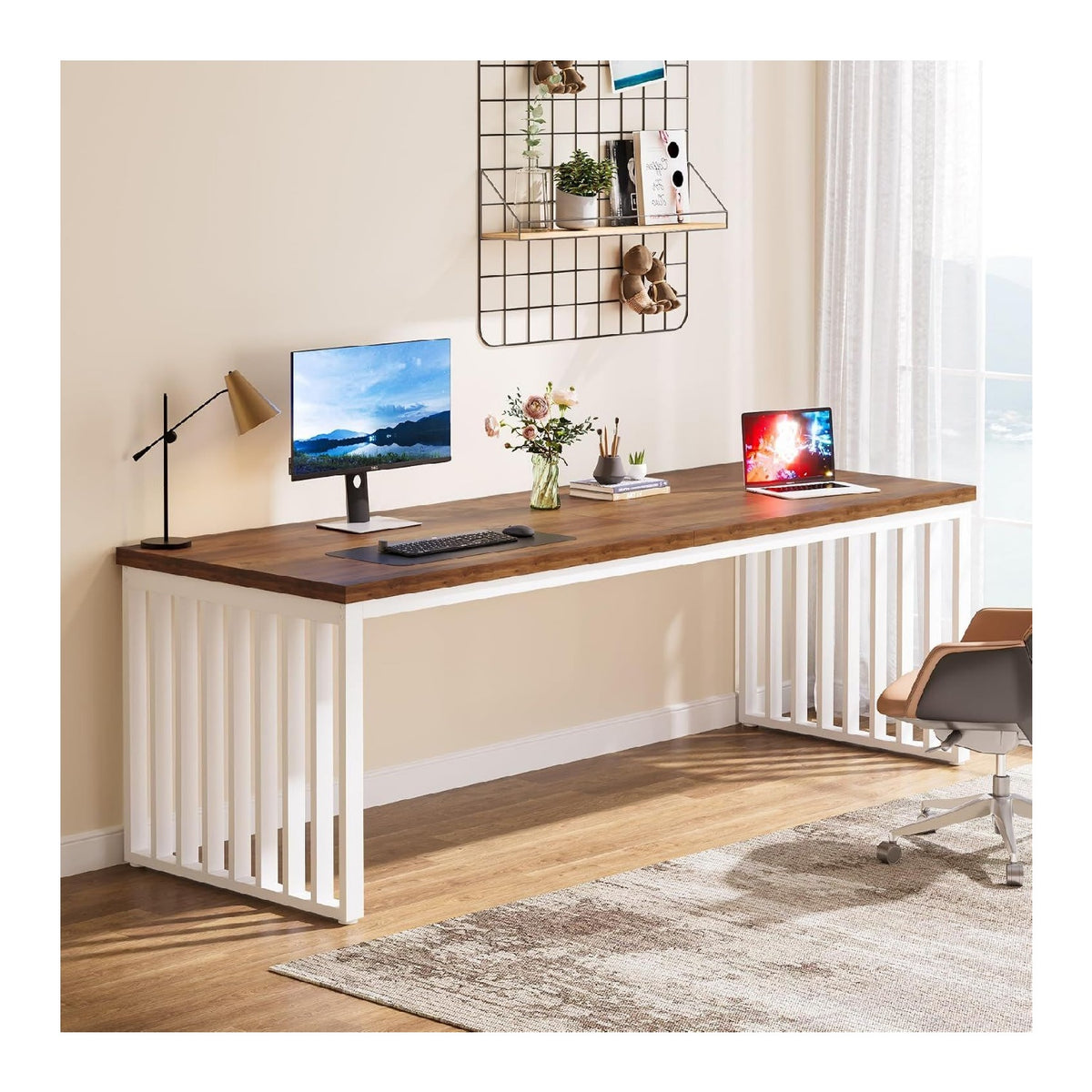 Arbeitstisch mit mit Monitorbereich und stabile Ausfuehrung in Weiss / Braun