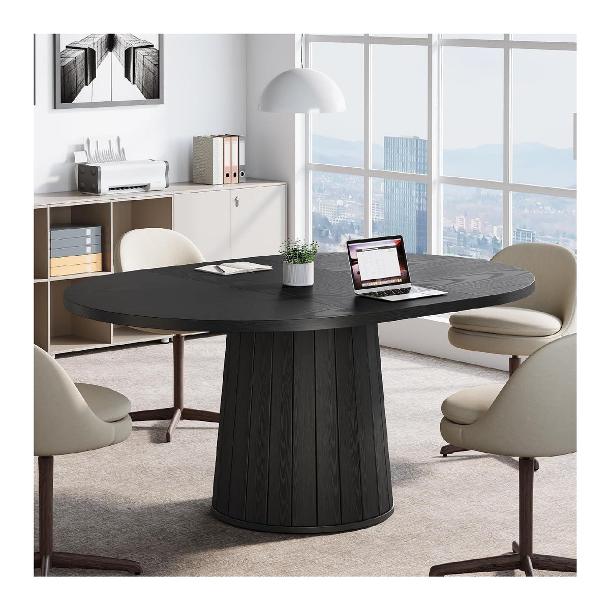 Schwarzer Konferenztisch mit funktionales Design fuer flexible Arbeitsbereiche